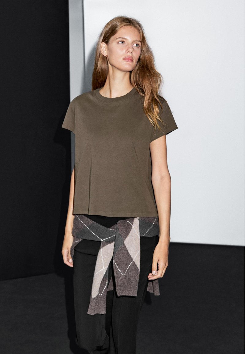 Massimo Dutti CROPPED WITH CONTRAST RIBBED TRIMS - T-shirt basic - dark brown