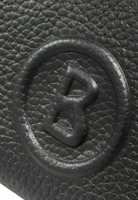 Zwarte handtas van textuurleer met een verhoogd rond logo met een gestileerde "B." Het oppervlak heeft een steenzacht afwerking.