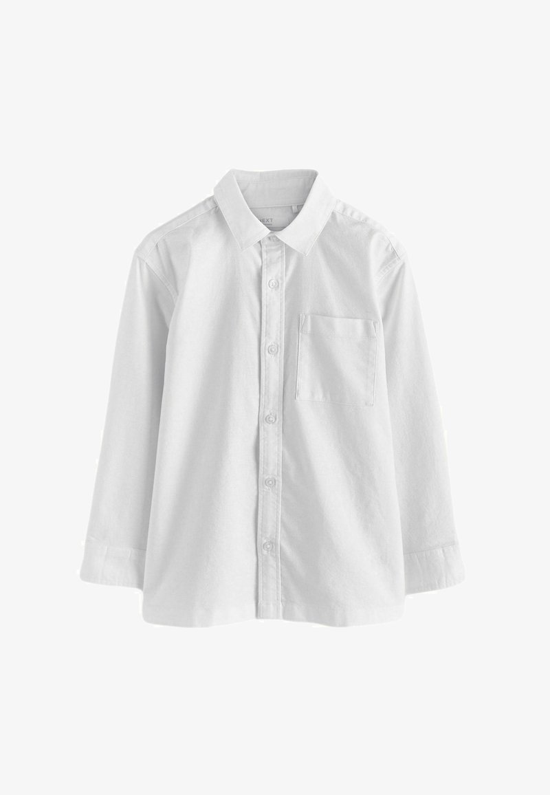 Chemise blanche à manches longues avec col et poche poitrine, design épuré, présentée sur fond blanc.