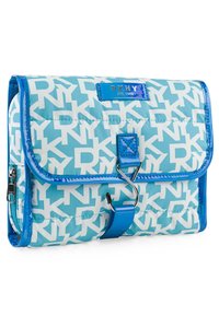 Bolso de nylon azul acolchado con logotipos blancos de DKNY; cuenta con un acabado brillante, cierre a presión, gancho de metal, forma rectangular y bolsillo con cremallera en el lado.