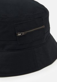 Karl Kani SIGNATURE ZIP BUCKET HAT BLACK UNISEX - Klobouk - black