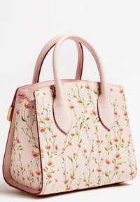 Roze leren handtas met bloemembroidery, gestructureerde vorm, dubbele handvatten en contrasterende rode rand langs de randen.