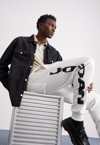 Jordan UNISEX mleczny