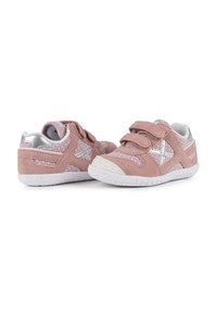 Sneakers velcro rosa con accenti argento e motivi a pois, con tomaia in suede testurizzato e suola in gomma bianca.