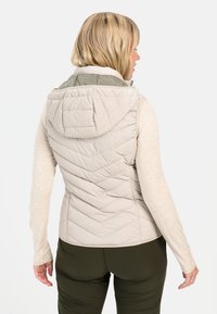 Leichter ärmelloser Weste in Beige mit Kapuze, diagonal gesteppt und mit grünen Akzenten. Lange Ärmel aus einem weichen, strukturierten Material.