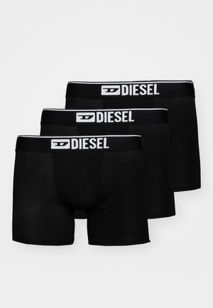 Fekete boxer alsónadrág három darabos csomagban. Fekete derékrész, amelyen fehér "DIESEL" márkajelzés található. Simító anyag, testhezálló kialakítással.