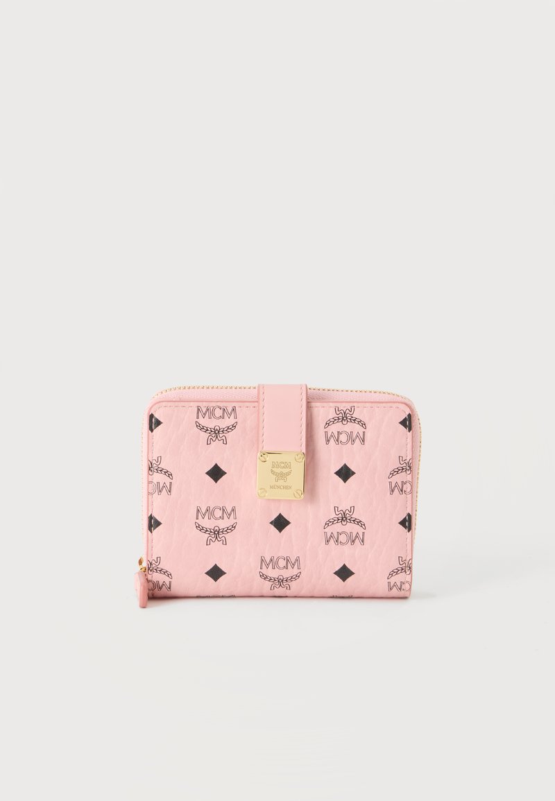 Portefeuille en cuir rose avec logos MCM noirs et formes losanges, plaque en métal doré MCM München, fermeture éclair et fermeture avant à sangle.