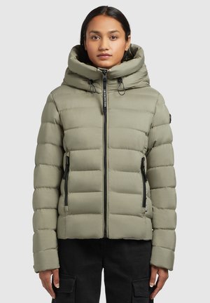 Olivová puffer bunda s vysokým golierom, predným zipsom, dvoma bočnými vreckami a rebrovanými manžetami. Má matný povrch a horizontálne švy.