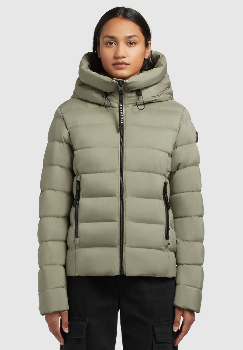 Olijfgroene pufferjack met hoge kraag, voorrits, twee zijzakken en ribgebreide manchetten. Heeft een matte afwerking en horizontale stiksels.