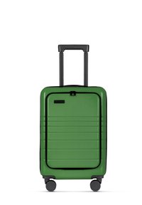 Groene harde koffer met horizontale groeven, zwarte accenten, uitschuifbaar handvat en vier wielen voor mobiliteit. Eenvoudig, functioneel ontwerp.