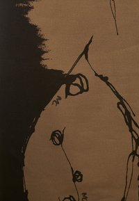 Design abstrait de tissu avec un fond brun et des formes florales et géométriques noires semblables à de l'encre, avec des lignes organiques et fluides.