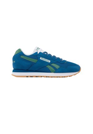 Blauwe en groene Reebok sneaker met witte veters, gedempte zool en lichtbruine buitenzool, zijaanzicht op een witte achtergrond.