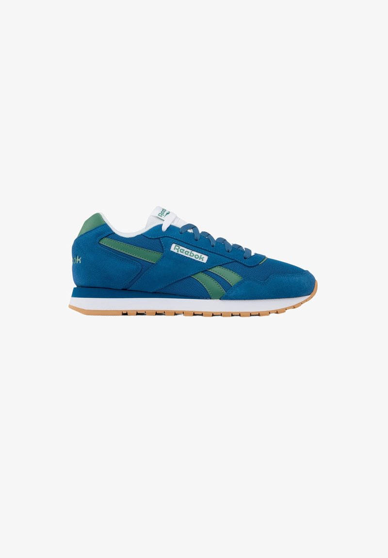 Baskets Reebok bleues et vertes avec des lacets blancs, une semelle rembourrée et une semelle extérieure couleur gomme, vues de côté sur fond blanc.