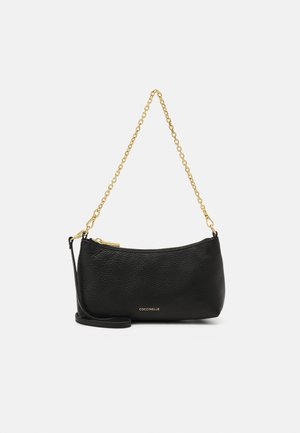 Bolso de mano de cuero negro texturizado con asa de cadena dorada, cierre de cremallera y pequeño logo "Coccinelle" en el frente.