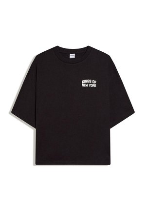 Czarna koszulka z krótkim rękawem z napisem "KINGS OF NEW YORK" w białym kolorze na lewej stronie klatki piersiowej.