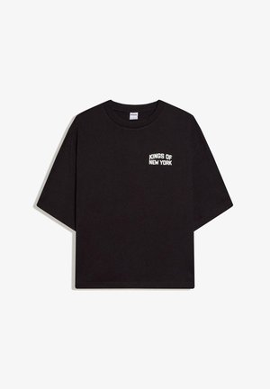 Zwart T-shirt met korte mouwen en "KINGS OF NEW YORK" in witte letters gedrukt op de linkerborst.