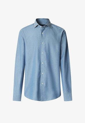 Chemise à manches longues bleu clair en tissu doux. Présente un col boutonné et un ourlet droit, avec six boutons blancs sur le devant.