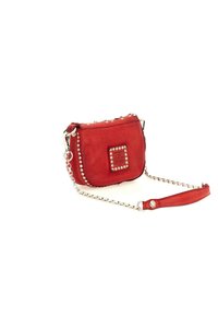 Borsa a tracolla in pelle rossa con borchie argentate, tracolla a catena e una decorazione quadrata sulla parte anteriore. Texture liscia, forma arrotondata.