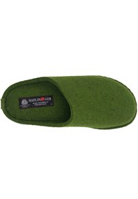 Groene vilten slipper met een open achterkant en ronde neus, voorzien van een gestructureerd oppervlak en een binnenlabel met merk- en materiaalinformatie.
