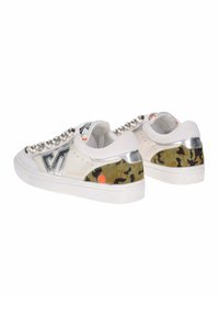 Sneaker bianche con accenti argentati, pannelli posteriori in camouflage e borchie sui lacci. Suola in gomma, texture liscia, design sportivo.
