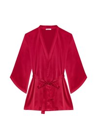 Bata de seda roja estilo kimono con mangas anchas, parte delantera envolvente y un cinturón para atar en la cintura. Textura suave y diseño sencillo.