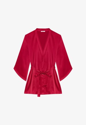 Kimono in raso rosso con maniche ampie, apertura frontale avvolgente e cintura con cravatta in vita. Tessuto liscio e design semplice.