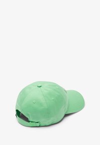 Gorra de béisbol de algodón verde con visera curvada, correa ajustable y detalle bordado en el lado. Textura suave y forma estructurada.