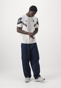 adidas Originals REAL MADRID OG TEE - T-shirt con stampa - putty mauve/dark grey