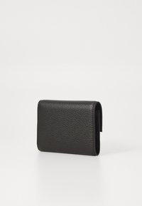 Portafoglio in pelle nera con superficie texturizzata, forma rettangolare compatta e design a ribalta. Non presenta hardware o dettagli visibili.