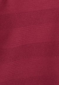 Bordeaux gebreide stof met afwisselend horizontale gestructureerde en gladde strepen, die een subtiele speelseffect van patronen en diepte creëren.