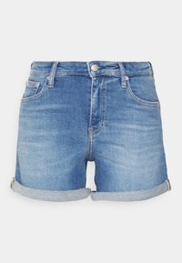 Shorts en denim bleu avec un délavage usé, ourlets roulés, cinq poches et fermeture à bouton en métal à la taille. Détails cousus sur l'ensemble.