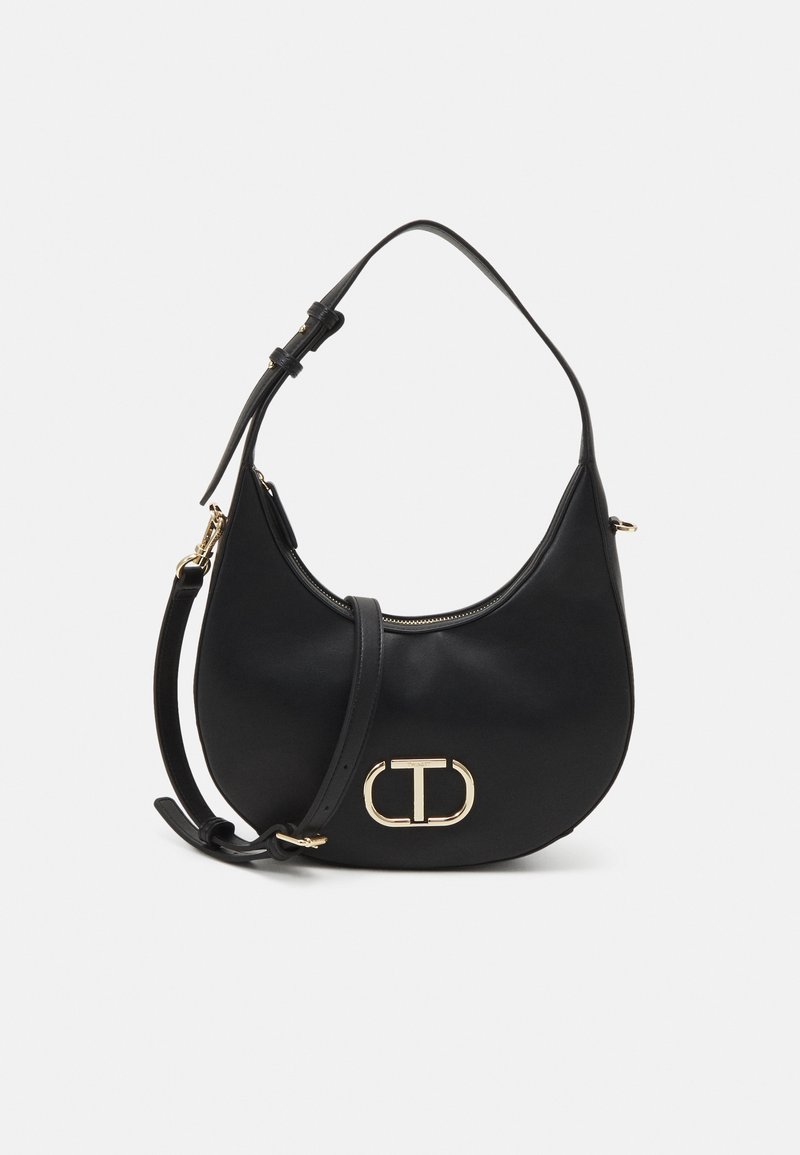 Sac bandoulière noir en cuir lisse à la forme arrondie. Il est orné d'un logo doré et doté d'une bandoulière réglable pour plus de polyvalence.