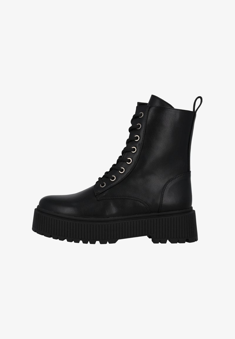Botte de combat montante en cuir noir avec semelle épaisse nervurée, fermeture à lacets à l'avant et languette au talon, vue de profil sur fond blanc.