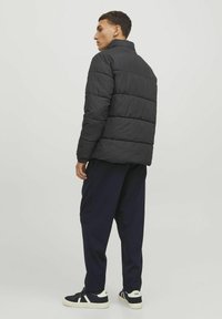 Jack & Jones JJETOBY PUFFER COLLAR - Giacca invernale - black