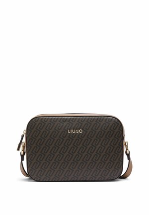 Hnědá obdélníková crossbody taška s opakovaným tmavým geometrickým vzorem a zlatým logem LIU JO, s nastavitelným popruhem a zipovým zapínáním.