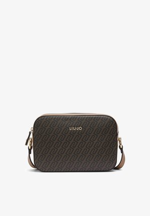 Hnědá obdélníková crossbody taška s opakovaným tmavým geometrickým vzorem a zlatým logem LIU JO, s nastavitelným popruhem a zipovým zapínáním.