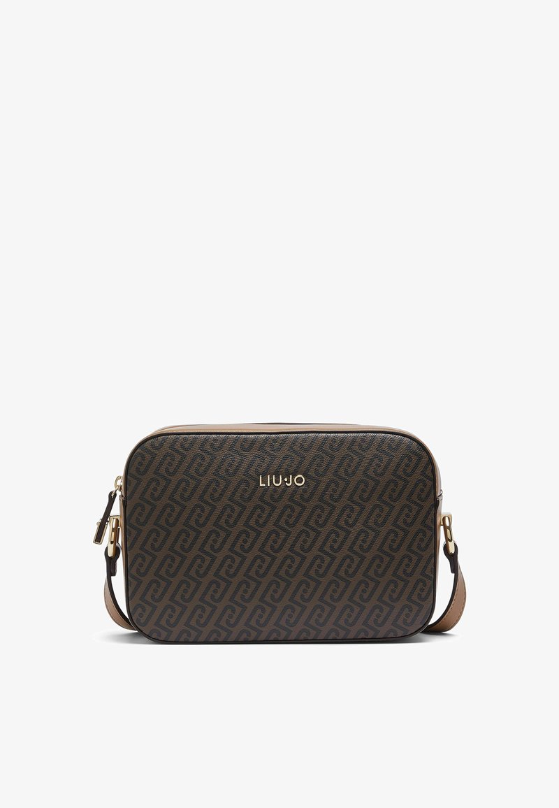 Καφέ ορθογώνια τσάντα crossbody με επαναλαμβανόμενο σκούρο γεωμετρικό μοτίβο και χρυσό λογότυπο LIU JO, με ρυθμιζόμενο λουρί και φερμουάρ.