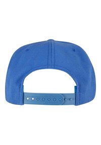 Kék snapback sapka texturált anyagból, lapos szélekkel és állítható műanyag pánttal, amely több lyukat tartalmaz a méret beállításához.