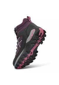 Chaussure de randonnée violette et noire inclinée montrant la semelle robuste rose et noire à crampons et la tige en mesh et cuir montant jusqu'à la cheville.