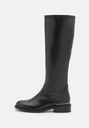 Botte haute en cuir noir avec talon bas, bout arrondi et tige lisse s'étendant juste en dessous du genou.
