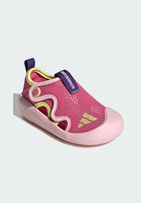 Růžová textilní nazouvací bota s žlutými akcenty, zaoblenou špičkou, flexibilní podrážkou a fialovým štítkem s nápisem "ALTA ADVENTURE." Obsahuje boční výřezy.