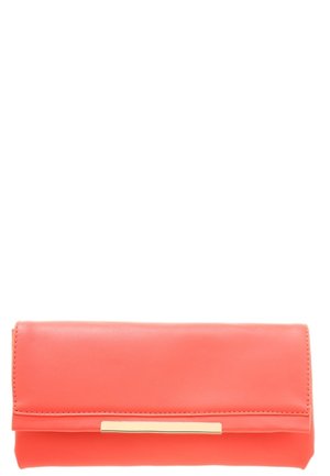 Pochette en cuir couleur corail avec un détail barre horizontale dorée sur le rabat avant, sur fond blanc.