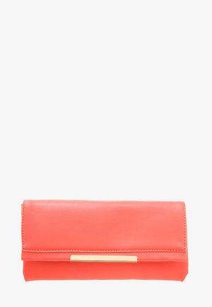 Pochette en cuir couleur corail avec un détail barre horizontale dorée sur le rabat avant, sur fond blanc.