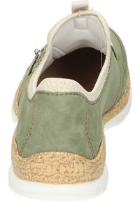 Chaussure slip-on en daim vert avec une semelle en liège texturée et une semelle extérieure en caoutchouc blanc. Dispose d'une doublure en tissu et d'une petite poignée à l'arrière.