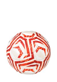 Fußball mit einem weißen Grund und roten geometrischen Mustern und Texturen, genähten Paneelen und einer glatten Oberfläche.