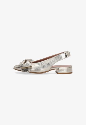 Zilverkleurige metalen slingback schoen met lage hak, open teen en een decoratieve strik aan de voorkant.