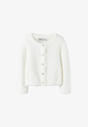 Weißer, flauschiger Cardigan mit rundem Ausschnitt und langen Ärmeln. Verfügt über fünf goldfarbene Knöpfe auf der Vorderseite. Weiche Textur.