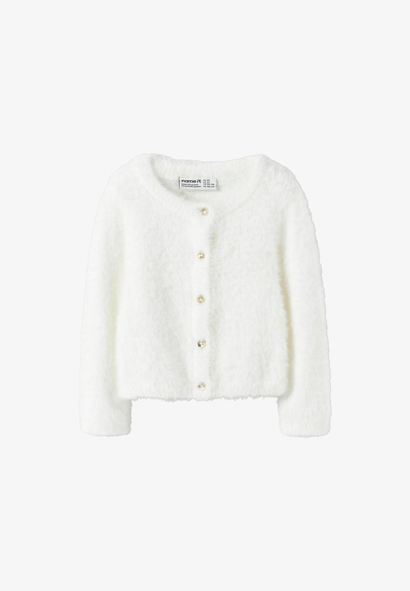 Bílý, nadýchaný cardigan s kulatým výstřihem a dlouhými rukávy. Má pět knoflíků v zlatém tónu na přední straně. Měkká textura.