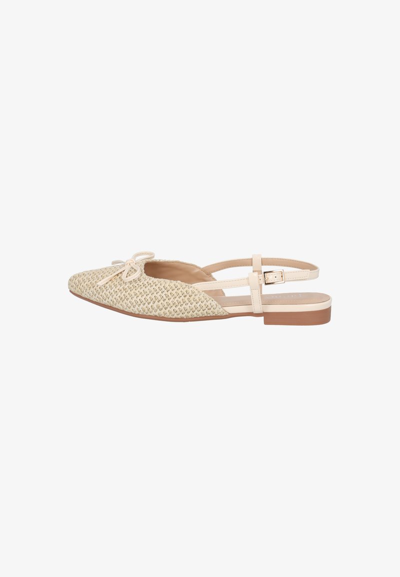 Chaussure slingback tissée beige avec une semelle plate, un bout rond et un nœud décoratif à l'avant. Bride de cheville ajustable avec fermeture à boucle.