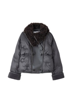 Zwarte pufferjack met grote krullende nepbontkraag, dubbele knopen aan de voorkant, drukknopdetails en met fleece gevoerde manchetten.